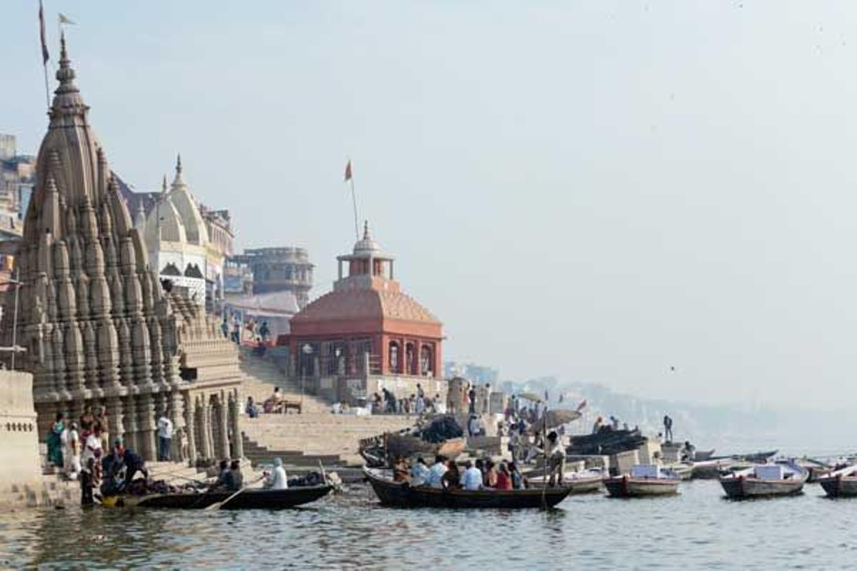 Gath Scindia con un templo semiderruido a las orillas del rio Ganges a la espalda.
