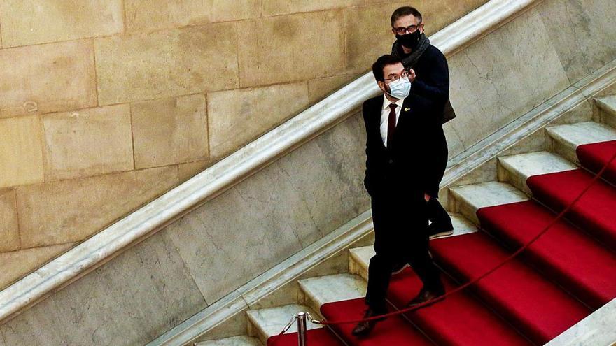 El president substitut, Pere Aragonès, al costat del diputat Josep Maria Jové (dreta), ahir al Parlament.