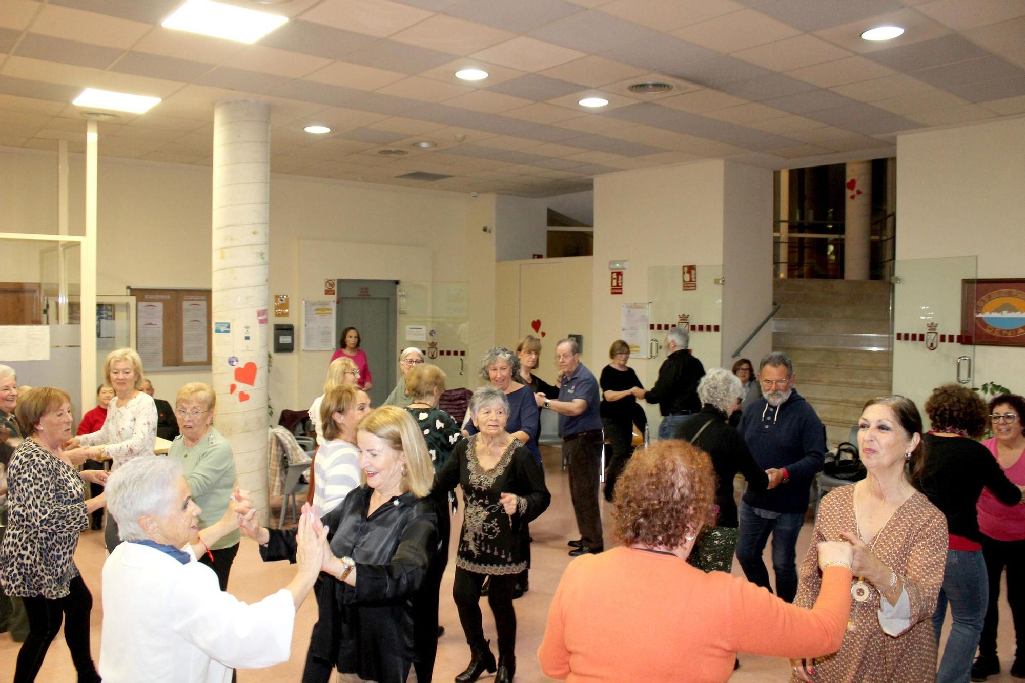 Los mayores de Dénia bailan en San Valentín (imágenes)