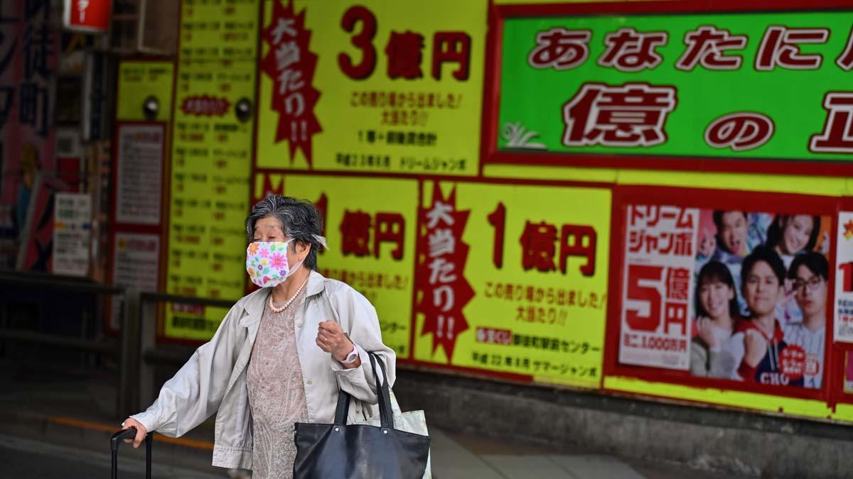 La pandemia de coronavirus supera los 350.000 muertos en todo el mundo. En la foto, una mujer con mascarilla en Tokio.