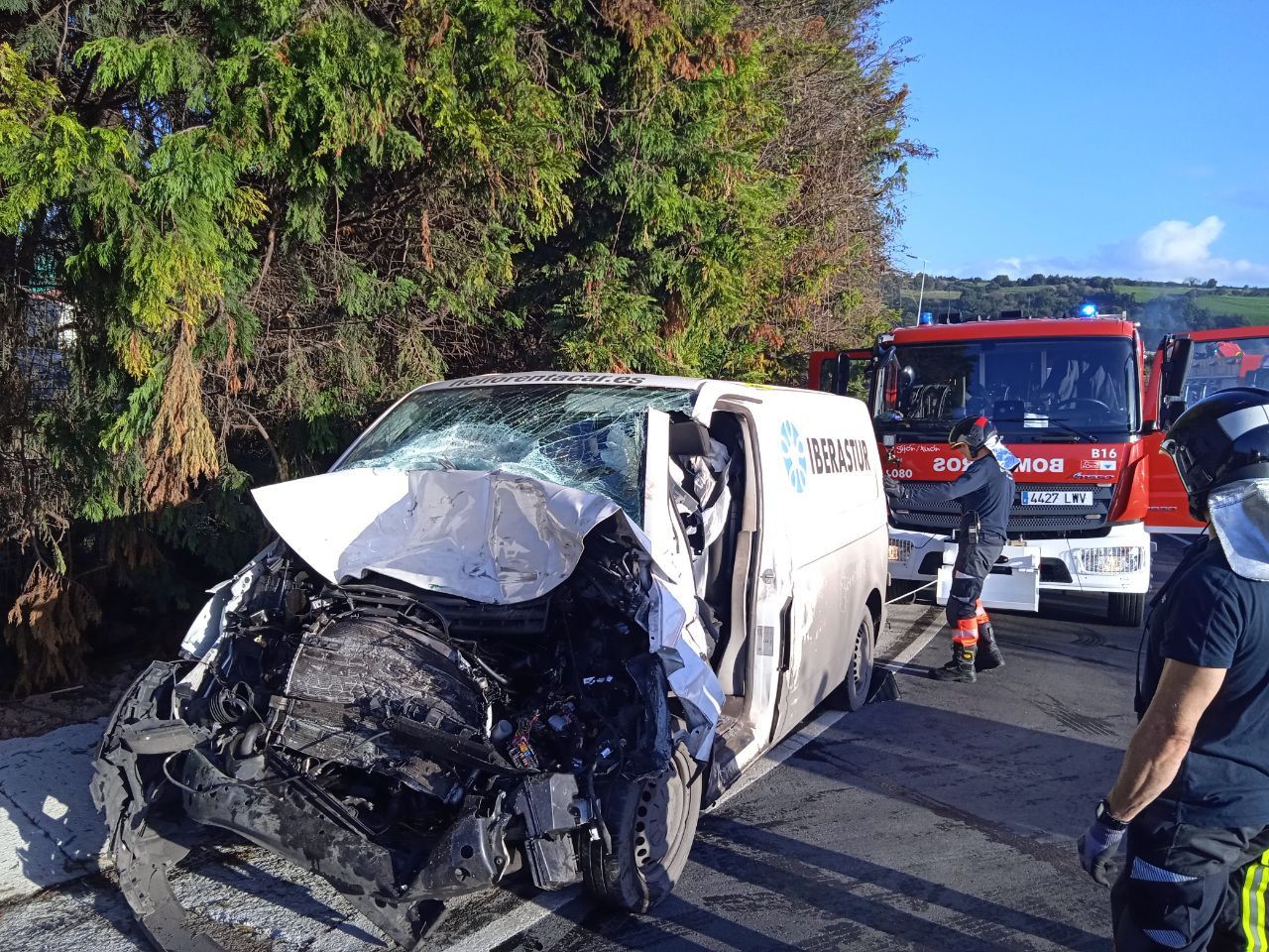 En imágenes: Trasladado al HUCA tras chocar contra un camión en Gijón