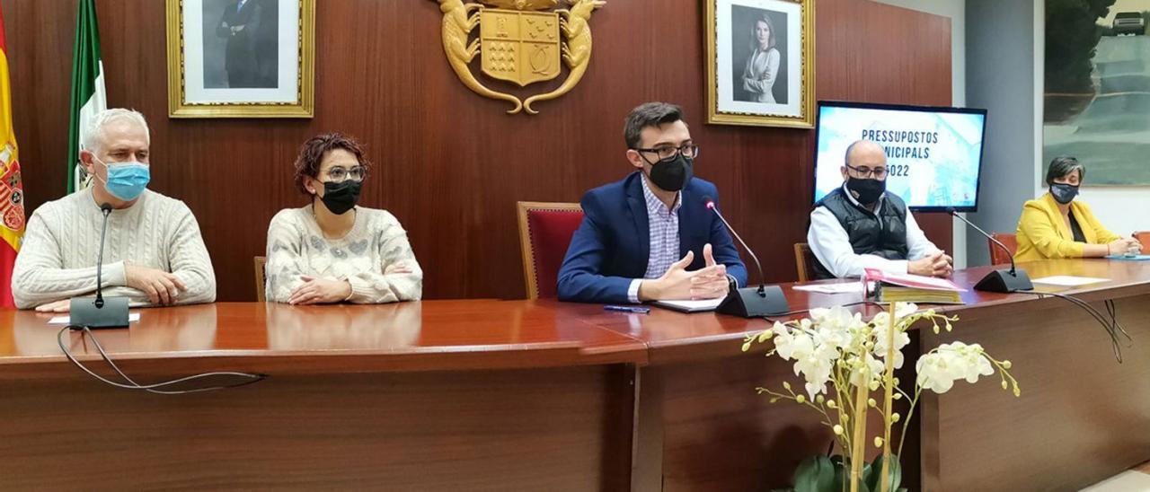 El alcalde de Novelda, Fran Martínez, con cuatro concejales de su equipo de gobierno socialista. | INFORMACIÓN