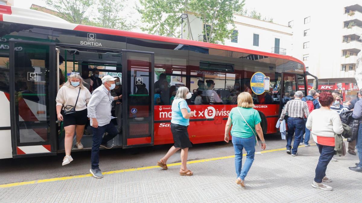 Pasajeros se bajan de uno de los autobuses del servicio insular en la parada de Isidor Macabich, trasladada ahora por las obras. | VICENT MARÍ