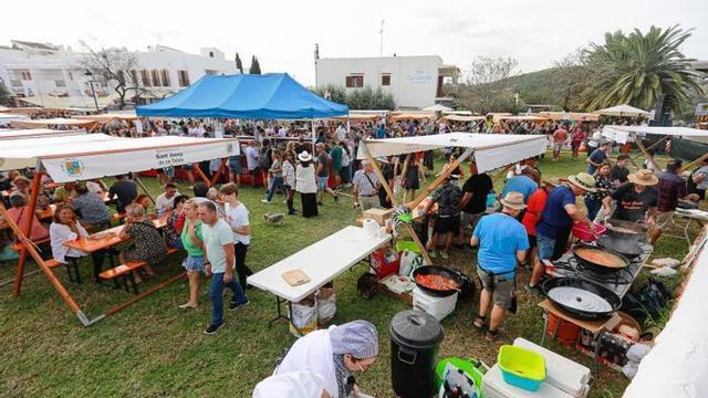 Cientos de personas pasaron por Sant Carles para participar en la Fira del Calamar. | FOTOS: TONI ESCOBAR