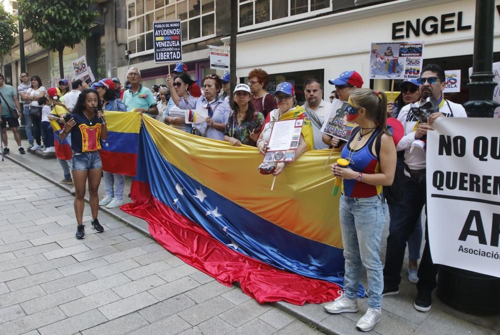 "Venezuela está luchando por su libertad" ha sido una de las consignas que se han leído esta mañana por los pensionistas venezolanos en Vigo.