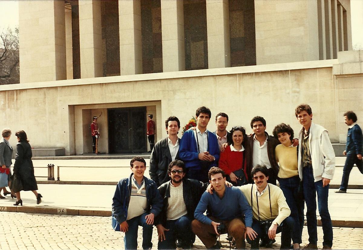 Carmen García Mateo (2ª por la derecha), en Bulgaria, durante el viaje fin de curso que su promoción hizo a Grecia en 1987.