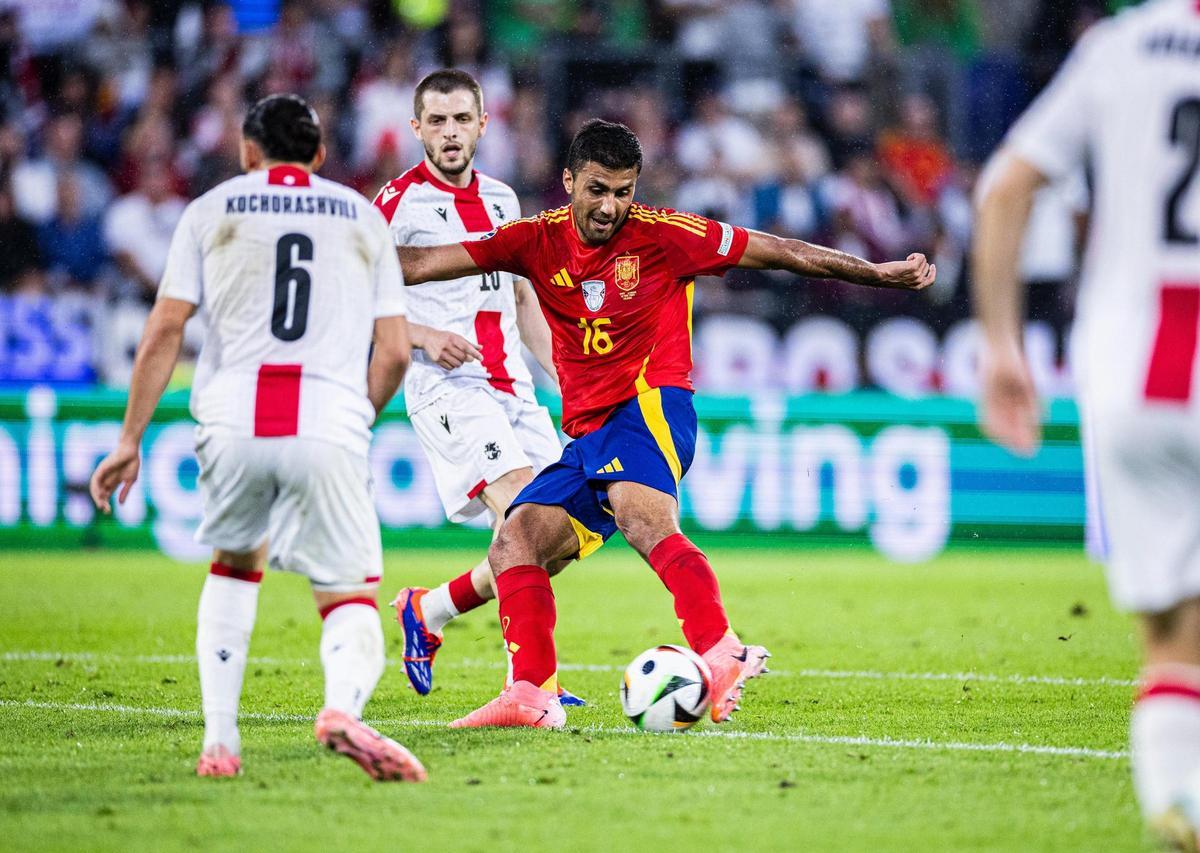 Rodri conecta el zurdazo desde fuera del área que supuso el 1-1 de España contra Georgia.