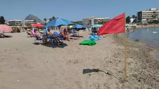 Xàbia atribuye a vertidos fecales a través de los pluviales la contaminación que obligó a cerrar la playa del Arenal