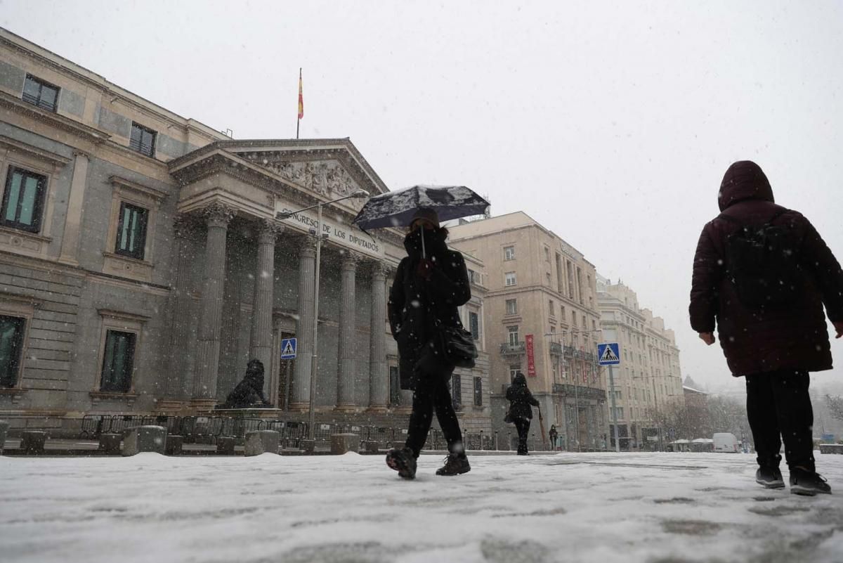 Madrid colapsada por la nevada histórica que cubre de blanco la capital