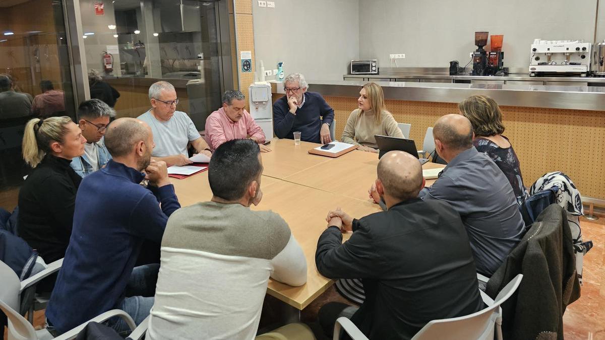 La consellera Nuria Montes reunida esta noche en Benidorm con el comité de huelga de las ITV de la provincia.