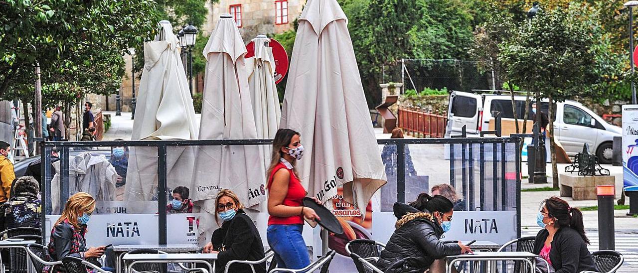 Por la mañana hubo buen ambiente en las terrazas de Vilagarcía mientras la lluvia lo permitió. |  // IÑAKI ABELLA