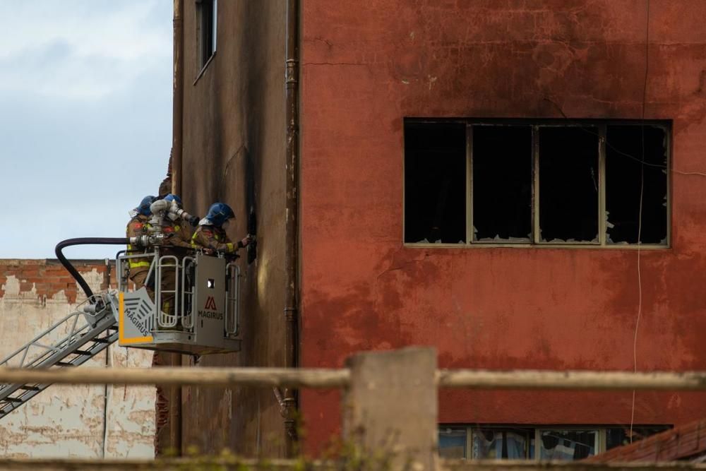 Incendi a una nau abandonada de Badalona