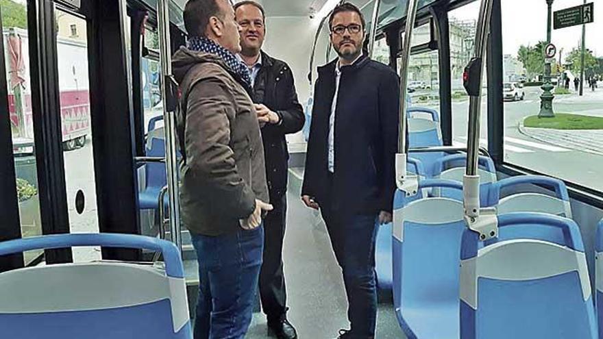 El alcalde, JosÃ© Hila, junto a MarcÃºs y Dalmau, a bordo del nuevo autobÃºs articulado.