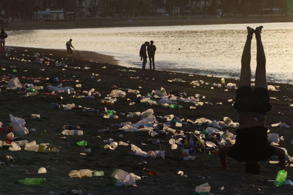 Así quedaron las playas tras la Noche de San Juan.