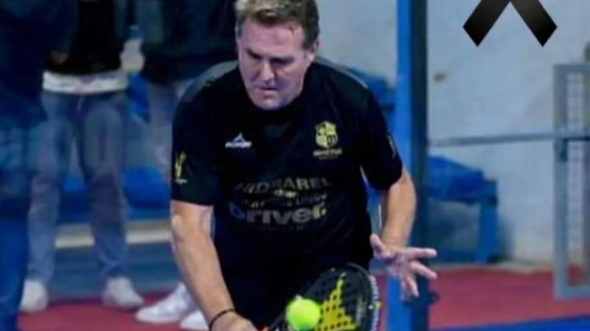 Garmán Prados golpea la bola con su raqueta durante un partido.
