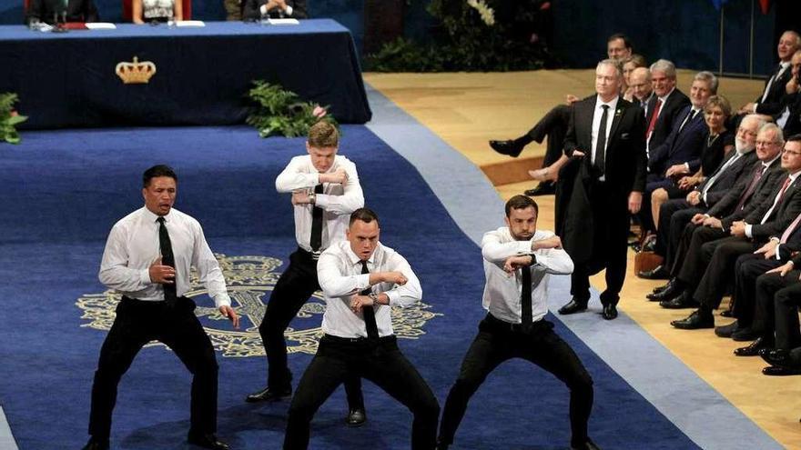 Cuatro integrantes de la selección neozelandesa de rugby, los All Blacks. realizan su &#039;haka&#039;. // Efe