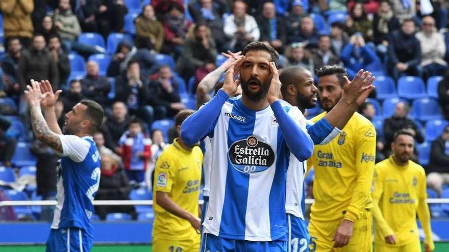 Andone, en el suelo al lado de David Simon, con Lucas cabizbajo tras un ataque fallido.