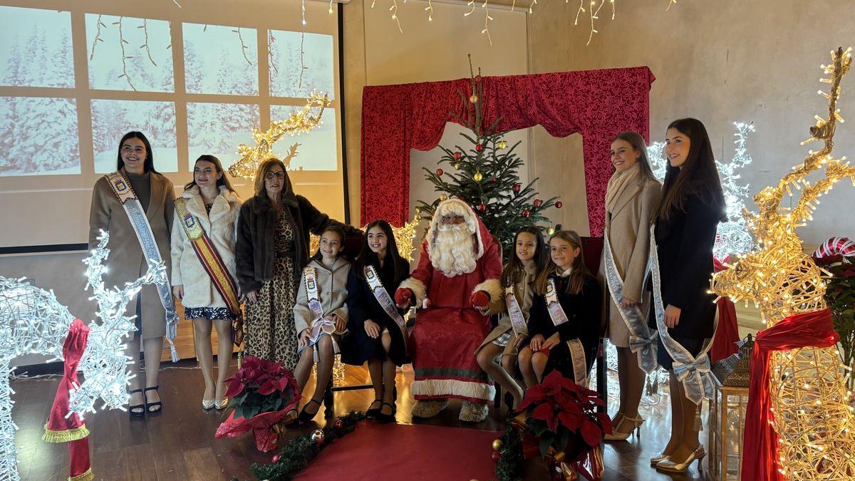 La corte de honor de las fiestas visitó la Casa de Papá Noel.