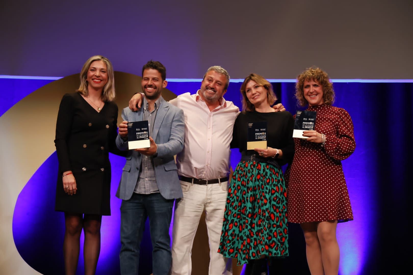 Los distintos ganadores de los premios al Comercio de Alicante