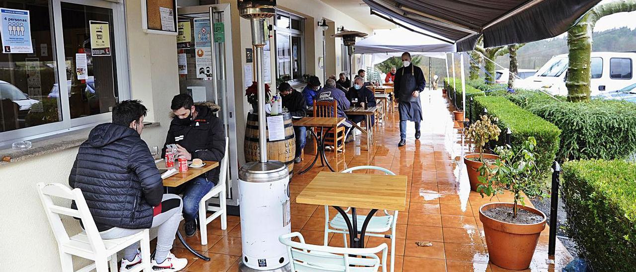 Almuerzo, café y aperitivo sacaron ayer el paraguas en  A Estrada.  | BERNABÉ/J. LALÍN