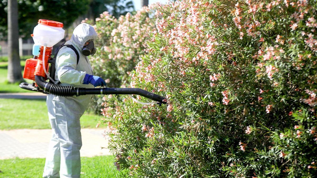 Un operario fumigando contra el mosquito del Virus del Nilo.