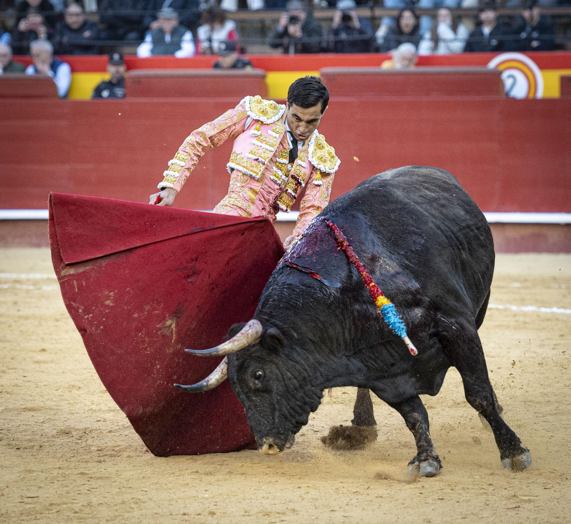 Paco Ureña y Francisco de Manuel pasea una oreja en la Feria de Fallas