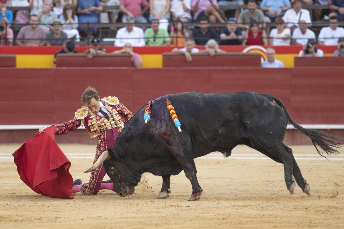 Román corta una oreja y Rufo destaca en la primera corrida de la Feria de Julio