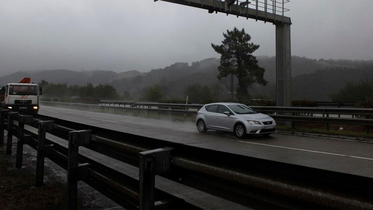 Multado por 200 euros por el radar invisible que vigila autovías y secundarias: las carretas asturianas afectadas