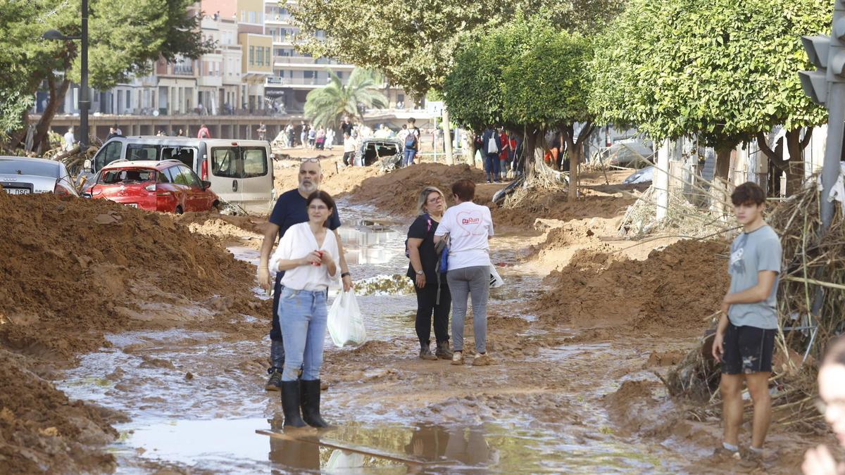Veïns de Paiporta en un carrer negat de fang, en una imatge captada el 31 d’octubre