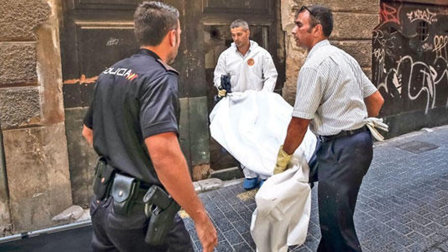 Empleados de la funeraria trasladan el cadáver hallado ayer tarde en Palma.