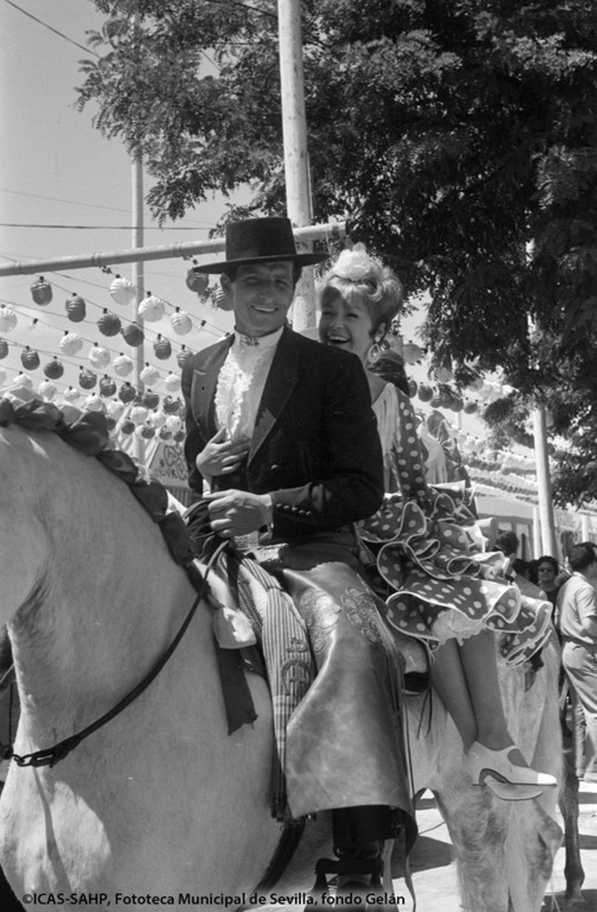 Marisol con el rejoneador Ángel Peralta durante el rodaje de 'Cabriola' en la Feria de 1964