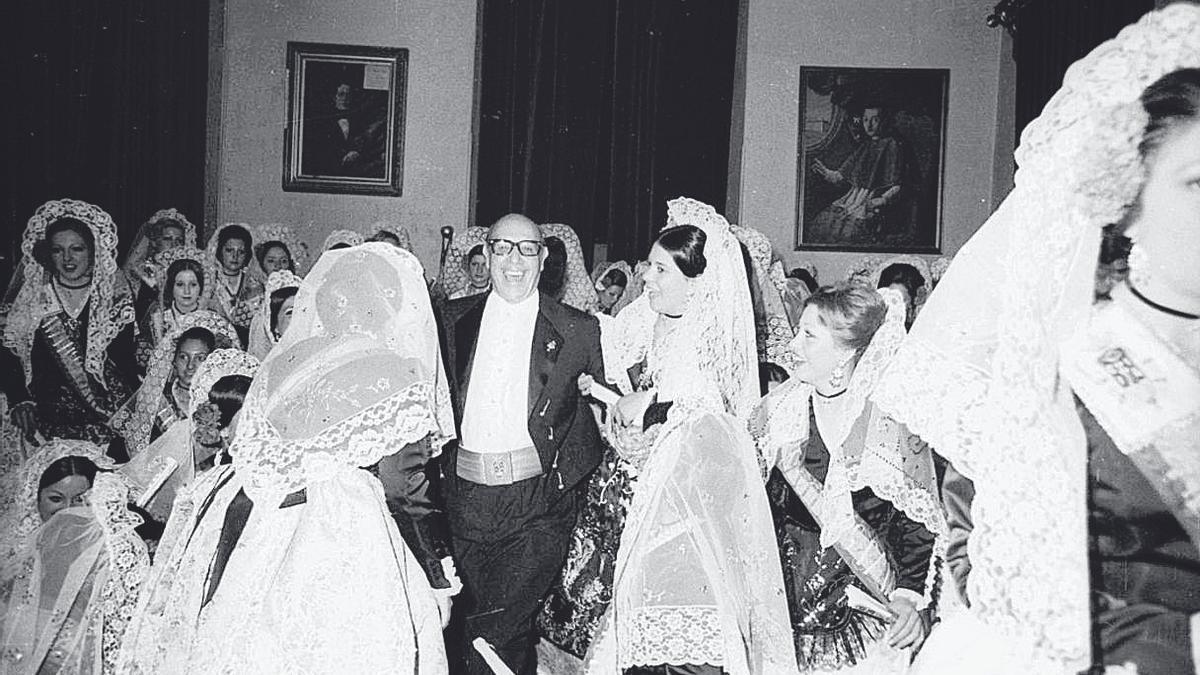 Tomás Valcárcel, con las Bellezas de los diferentes Distritos en 1973.