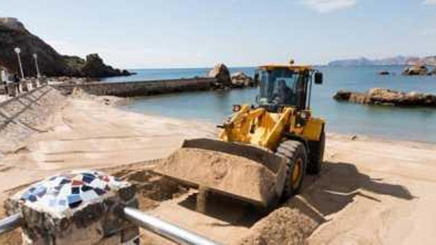 La playa de cala Cortina luce sus mejores galas por San José