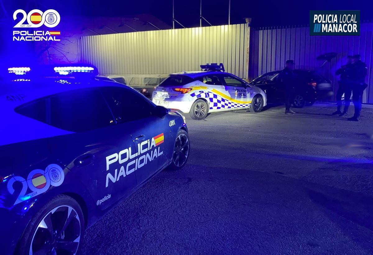 Agentes de la Policía Nacional y Policía Local, tras interceptar al coche de los jóvenes en Manacor.
