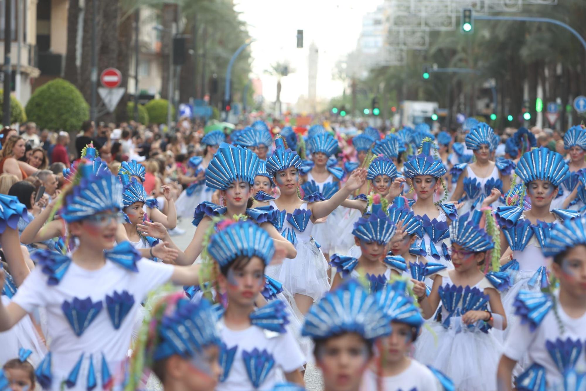 Las 89 hogueras y 20 barracas inundan las calles de Alicante con el tradicional desfile del Ninot