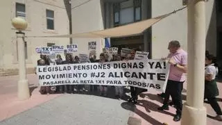 Abogados y procuradores se concentran en Alicante para exigir una pasarela al Reta sin exclusiones