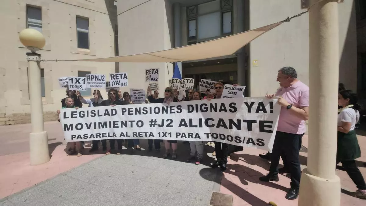 Abogados y procuradores se concentran en Alicante para exigir una pasarela al Reta sin exclusiones