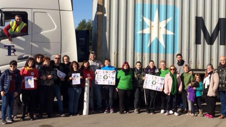 Los voluntarios con el tráiler que ha partido de Villena a Grecia