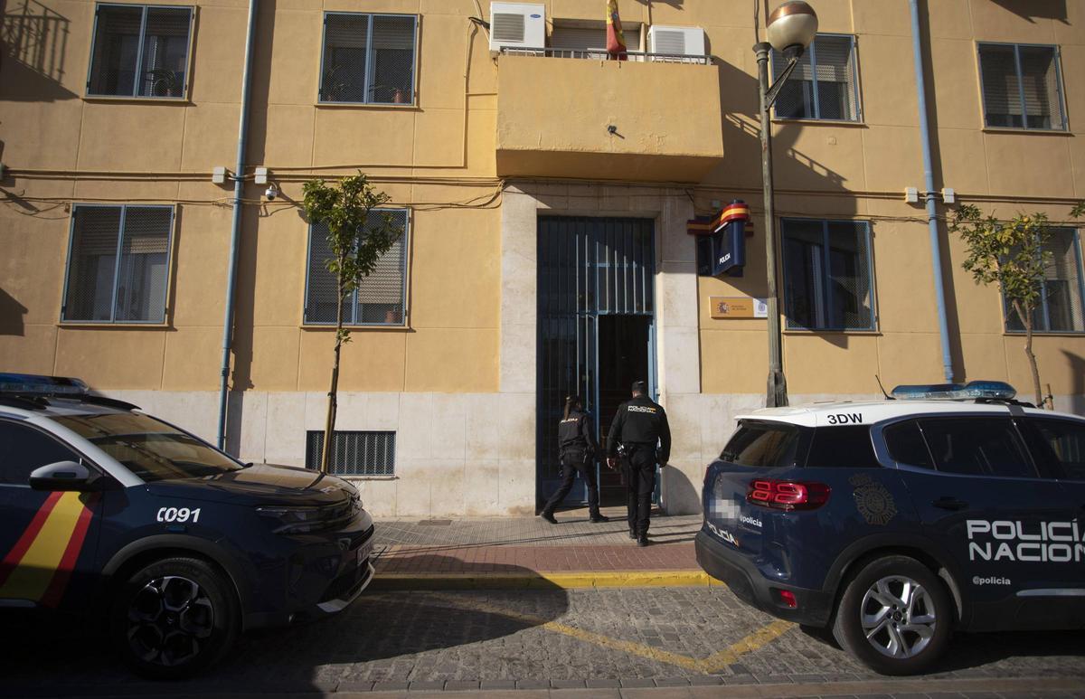 Entrada a la comisaría situada en el Port de Sagunt.