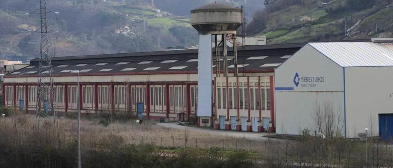 La planta de Mieres Tubos, antigua Perfrisa, ubicada en el núcleo de Sueros.