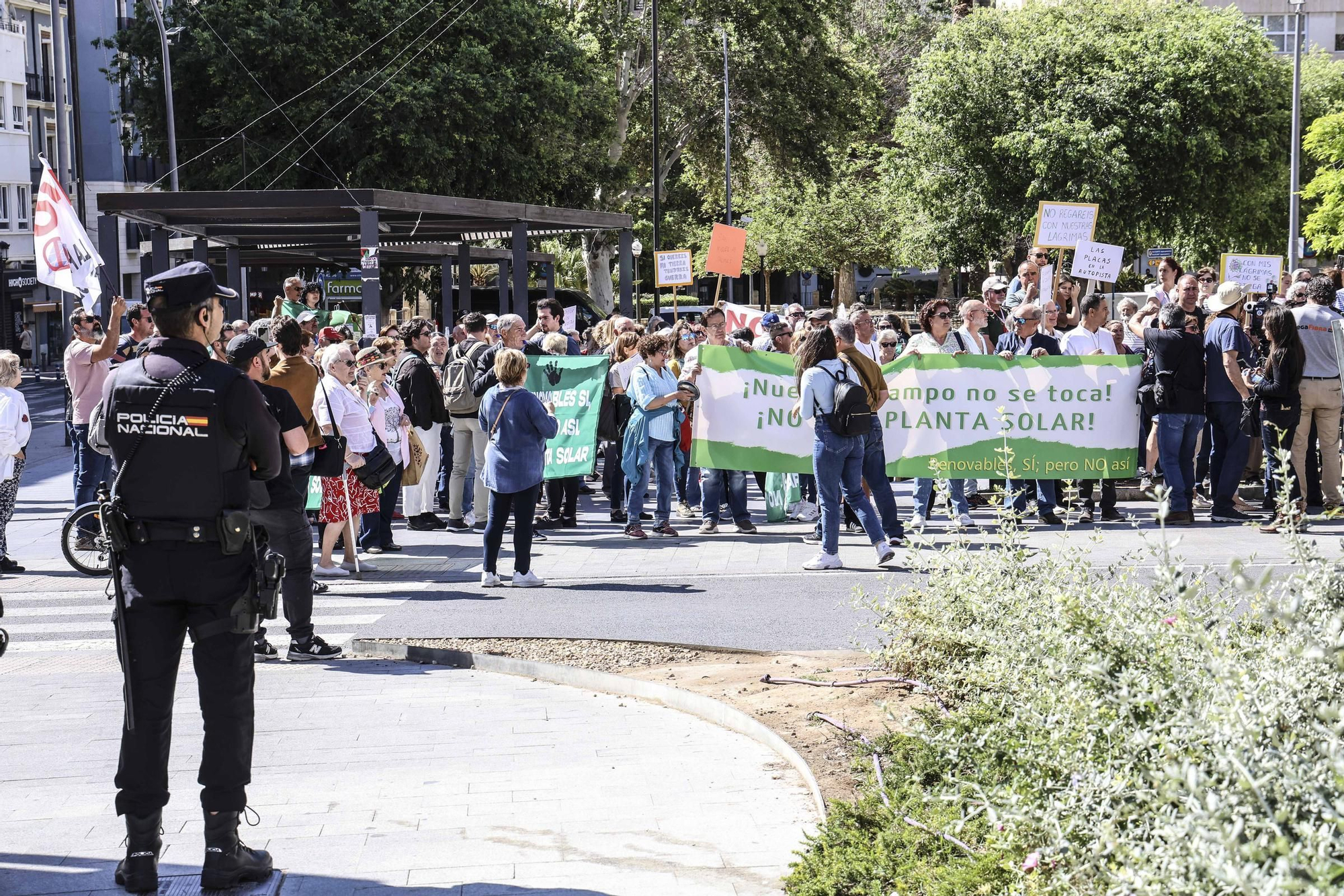 San Miguel de Salinas lleva el rechazo a la planta solar de la desaladora de Torrevieja al centro de Alicante