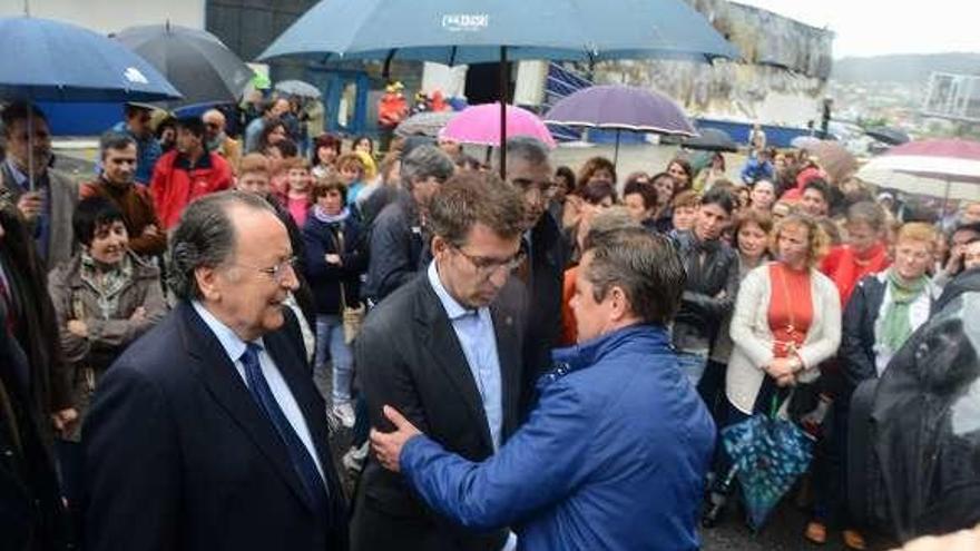 Visita de Feijóo a los trabajadores tras el incendio. // Gonzalo Núñez