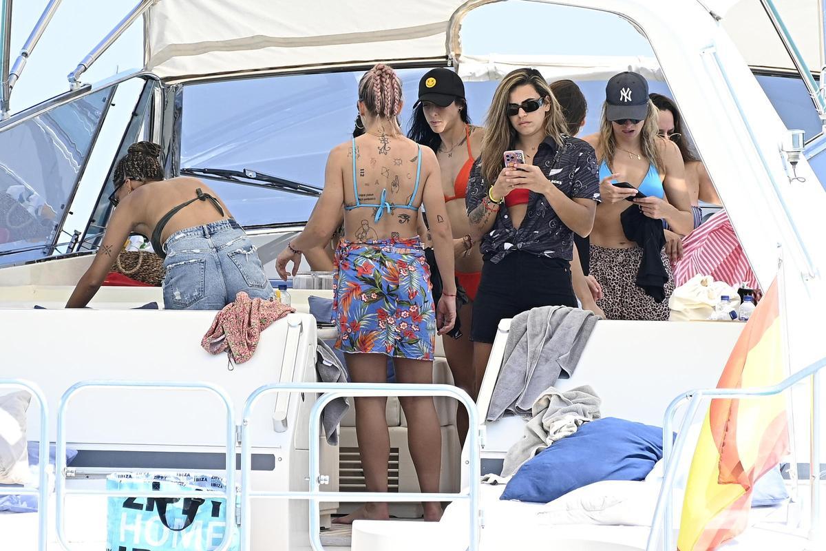 Así han disfrutado las campeonas del mundo de fútbol en un barco en Ibiza Así han disfrutado las campeonas del mundo de fútbol en un barco en Ibiza