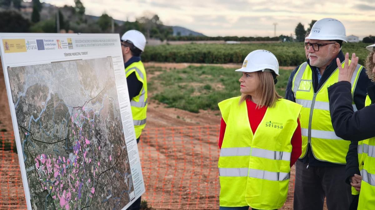 La delegada del Gobierno, Pilar Bernabé, observa el mapa de actuaciones en Torrent.