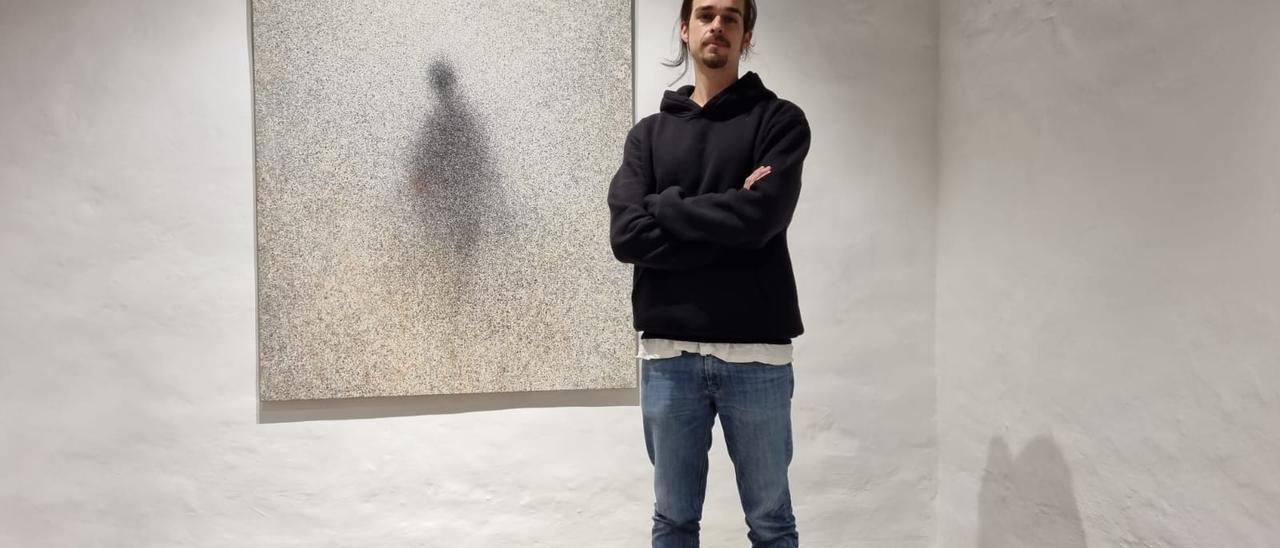 Alejandro Correa junto a su obra.