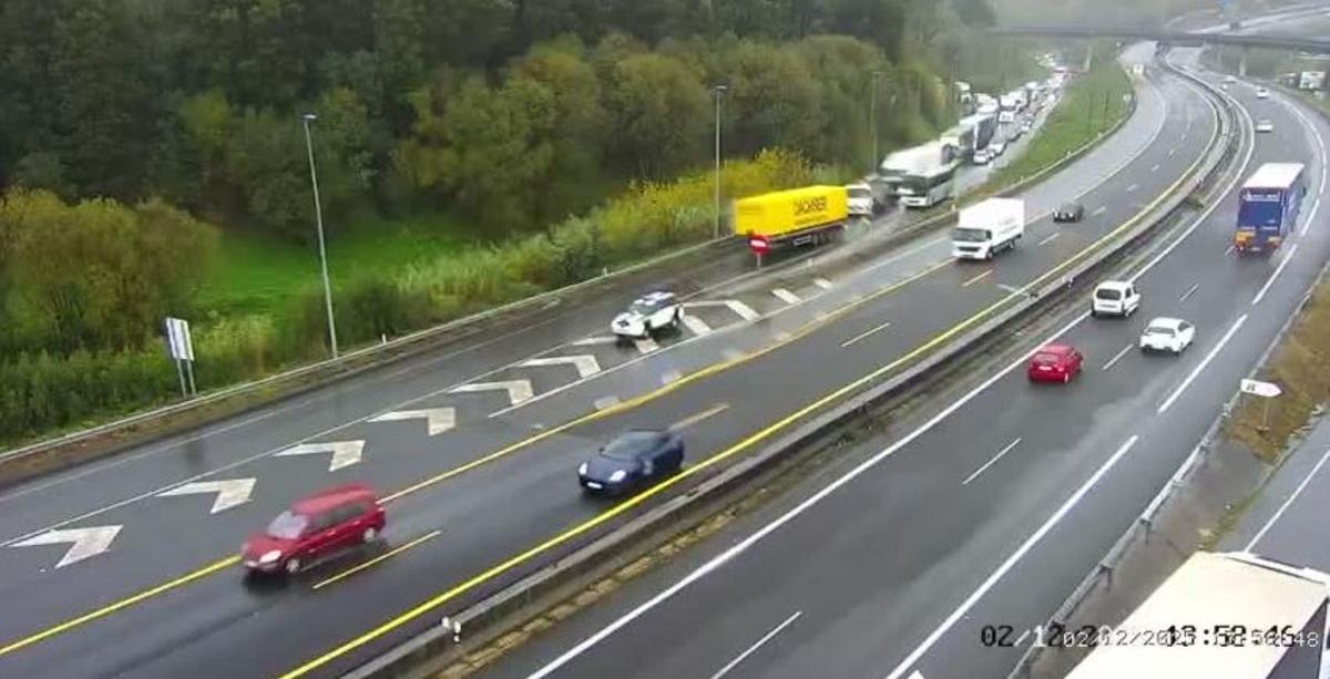 Uno de los remolques del camión en el acceso a la VG-20, controlado por la Guardia Civil.