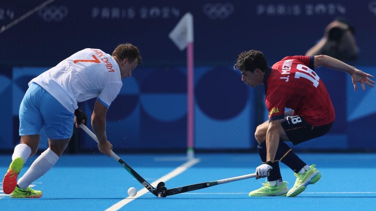 Menini pelea un bola en el duelo contra Países Bajos