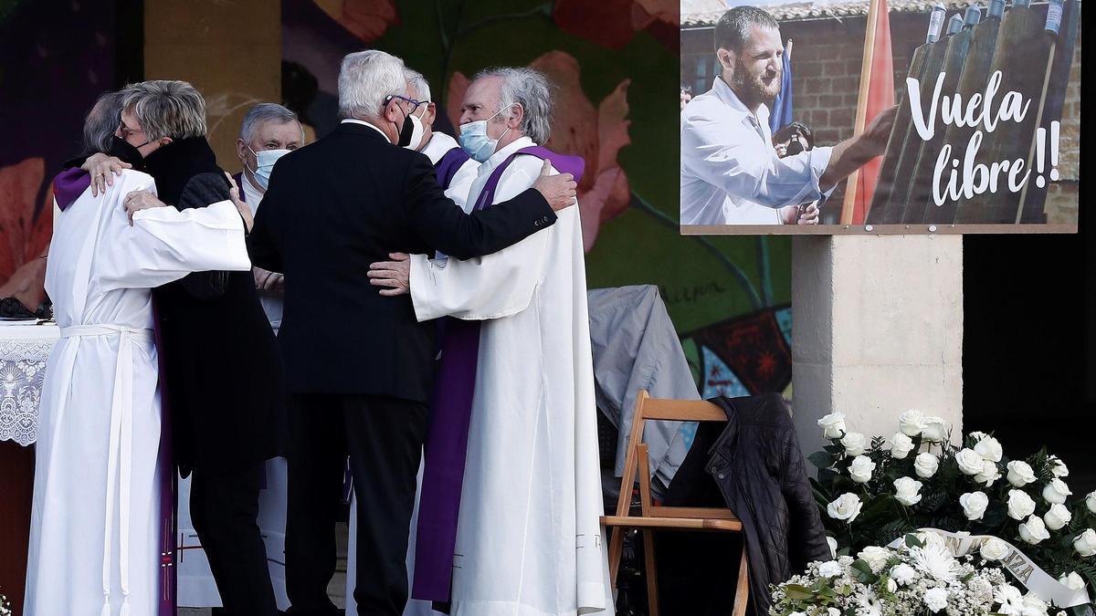 Un momento del funeral por David Beriáin