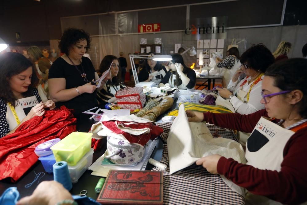 Mónica Oltra visita el puesto de la Escola d'Indumentària Tradicional Cànem en la Feria Fiesta y Boda