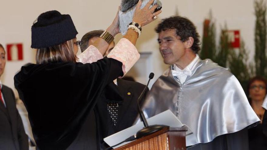 La rectora Adelaida de la Calle impone el birrete a Antonio Banderas.